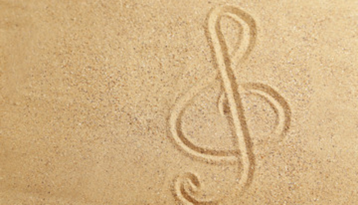 Ein Notenschlüssel wurde in den Sand gezeichnet