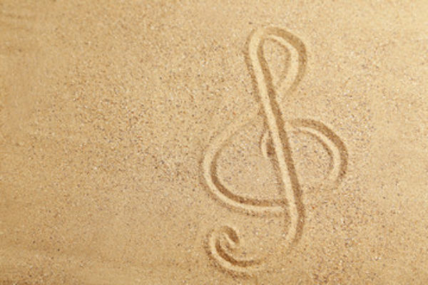 Ein Notenschlüssel wurde in den Sand gezeichnet